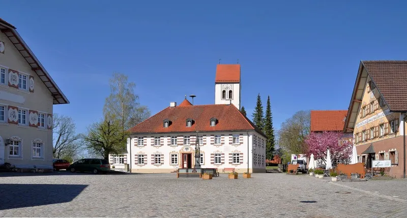 Kunstmarkt auf dem Dorfplatz in Eglofs