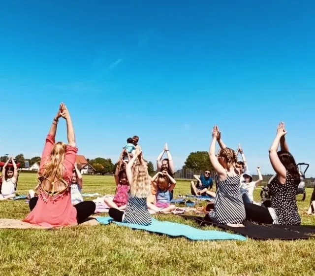 Familien-Yoga in der Rapunzel Welt