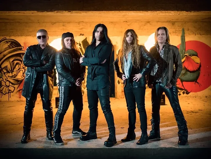 Bonfire live im Turm