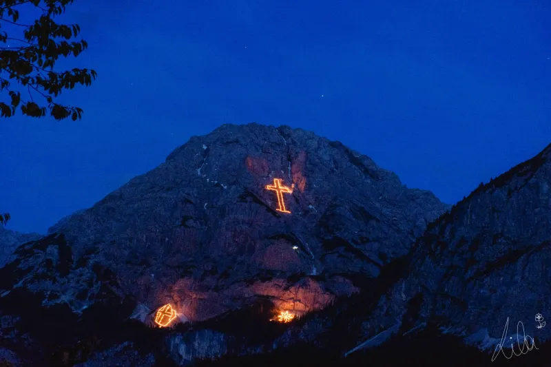 Bergfeuer zur Sommersonnenwende bei Ehrwald