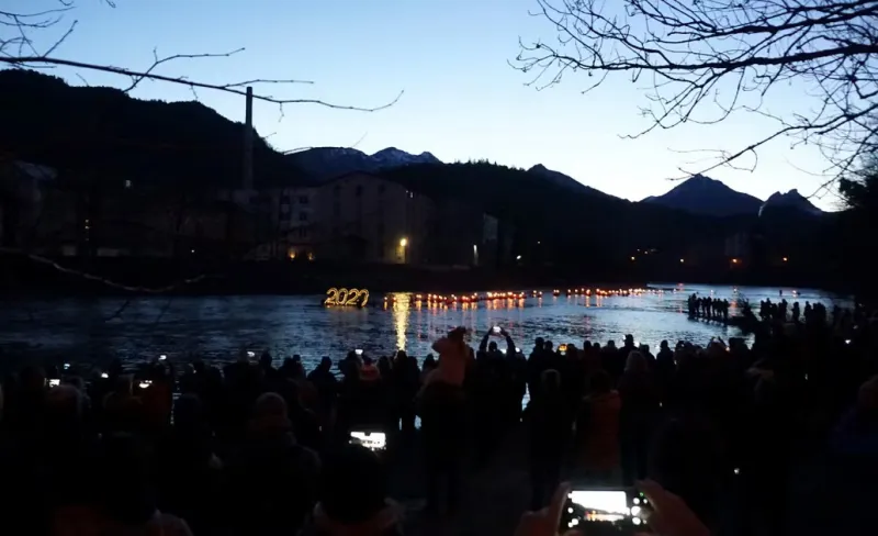 Neujahrs-Fackelschwimmen im Lech in Füssen