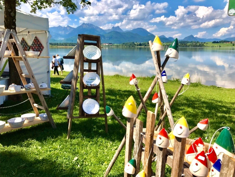 Ostermarkt an der Uferpromenade in Hopfen am See