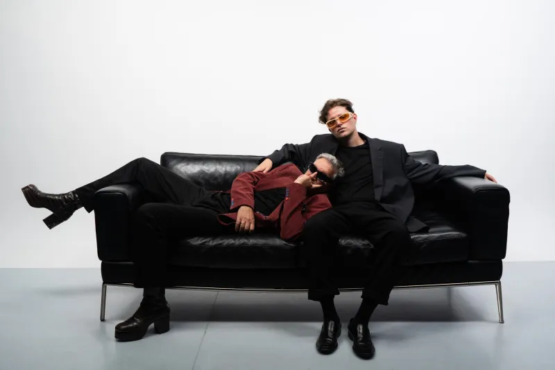 Mandora pres. SCHROTTHAGEN im Douala