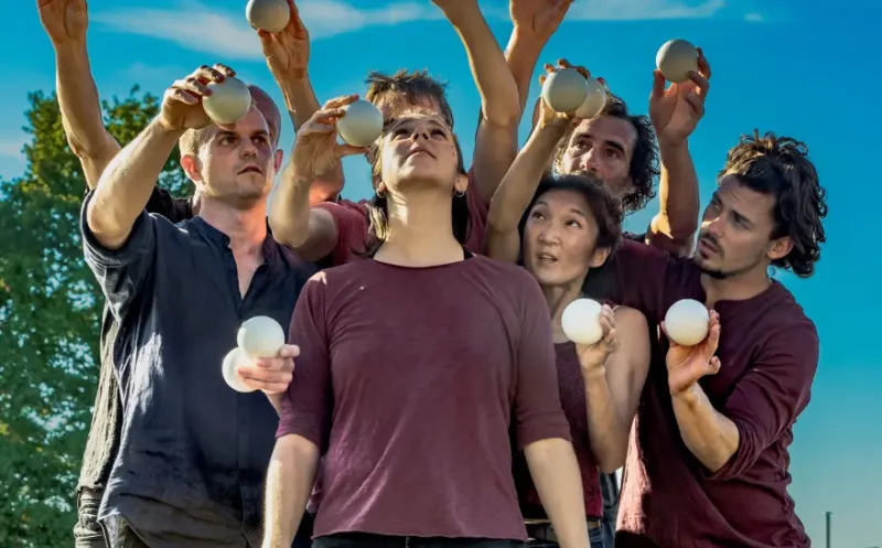 Critical Mess Superorganism  im Zirkuszelt Isny