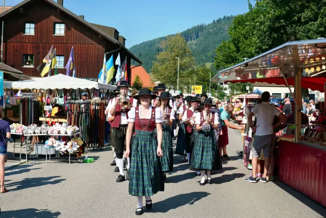 Herbstmarkt in der Dorfmitte von Weitnau