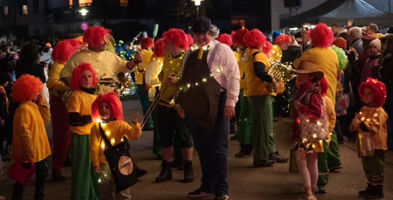 Burgberger Nachtumzug auf dem Dorfplatz