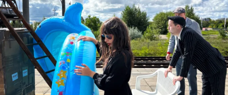Acht Eimer Hühnerherzen beim Theaterfestival Isny