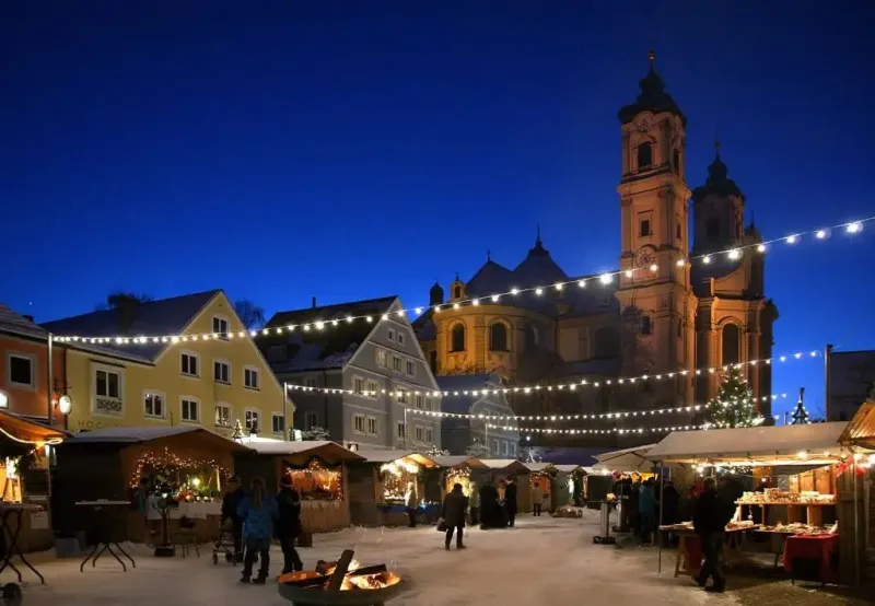 Weihnachtsmarkt auf dem Marktplatz Ottobeuren
