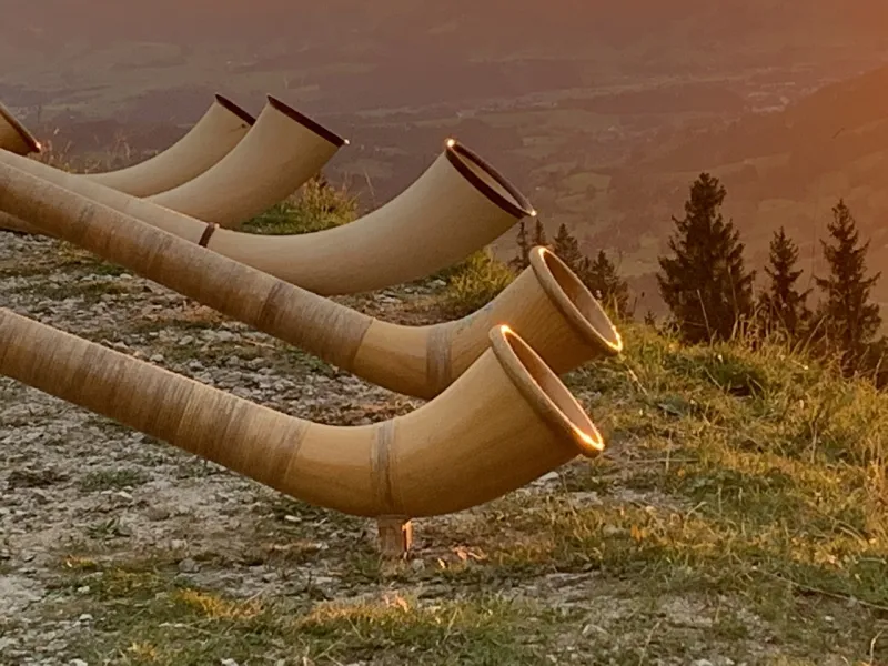 Alphornblasen am Maibaum in Görisried