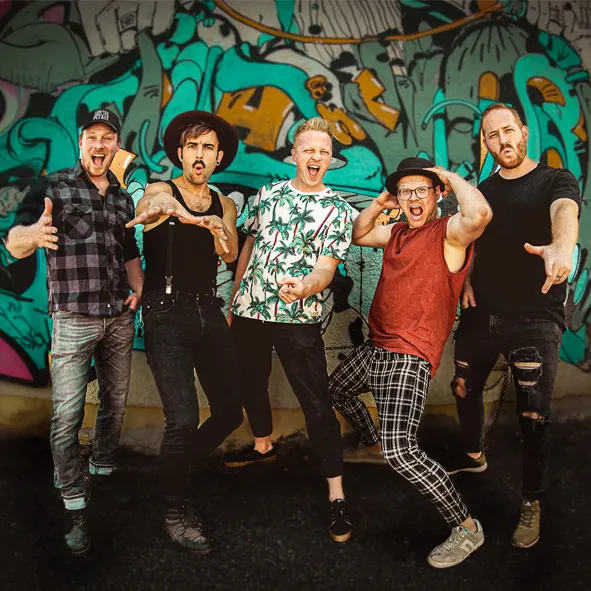 Die Fäaschtbänkler live im Barockgarten des Festspielhau…