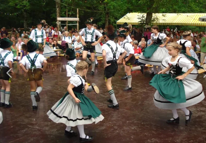 Waldfest des Trachtenvereins d'Holzar in Fischen