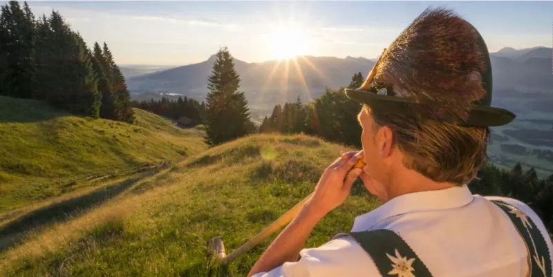 Standkonzert der Alphornbläser Gruppe der IG-Tracht Oberallgäu