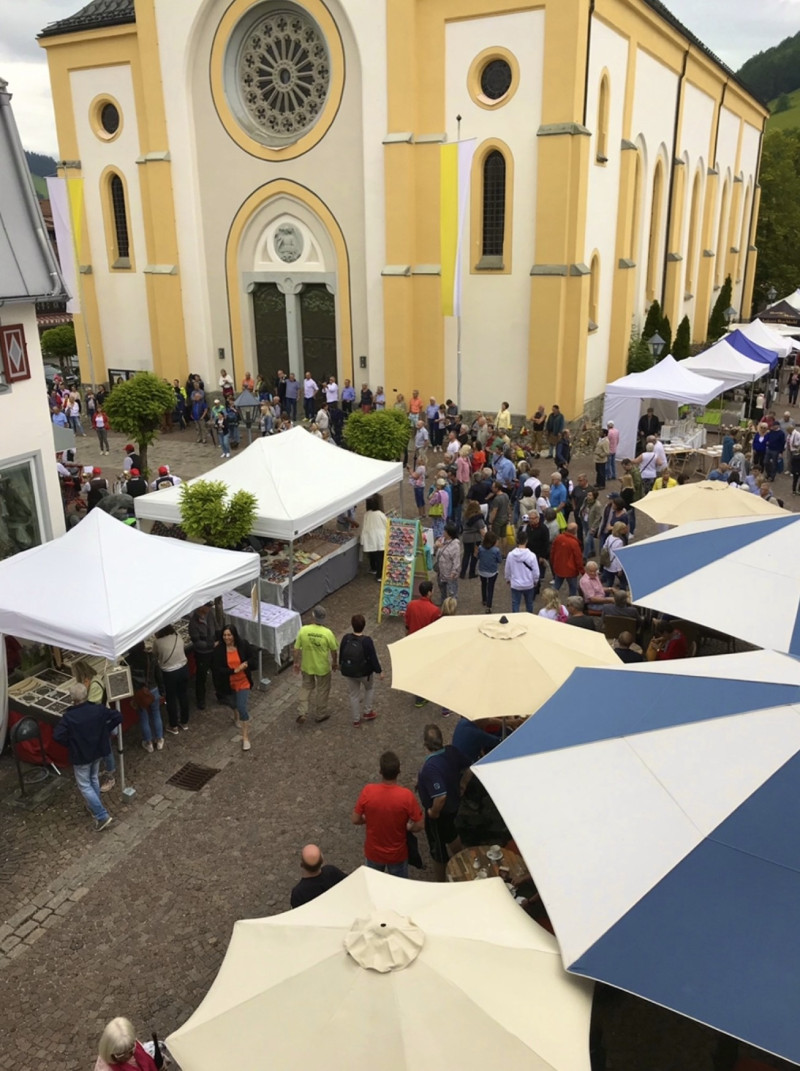 Kunstmarkt auf dem Kirchplatz in Oberstaufen