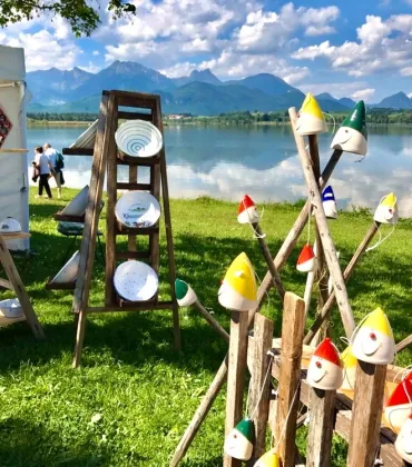 Ostermarkt an der Uferpromenade in Hopfen am See