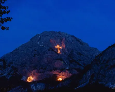 Bergfeuer zur Sommersonnenwende bei Ehrwald
