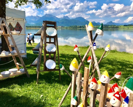 Ostermarkt an der Uferpromenade in Hopfen am See