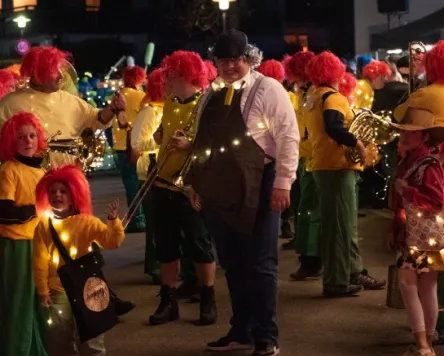 Burgberger Nachtumzug auf dem Dorfplatz