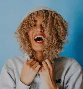 Lachyoga im Engelhaldepark in Kempten