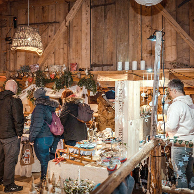 Urlauer Dorfweihnacht rund um den Dorfgasthof Hirsch in Urlau