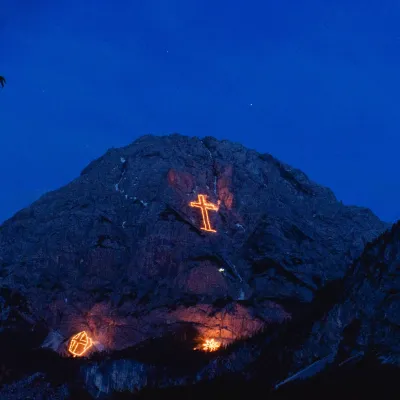 Bergfeuer zur Sommersonnenwende bei Ehrwald