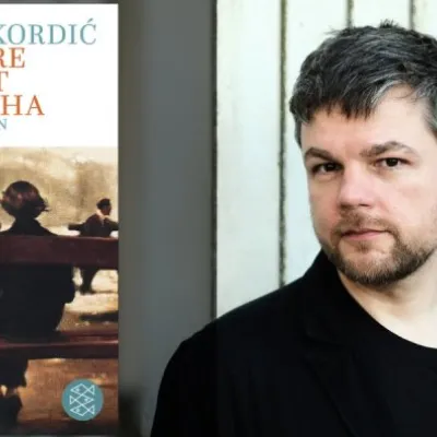 Isny liest ein Buch im Kurhaus in Isny